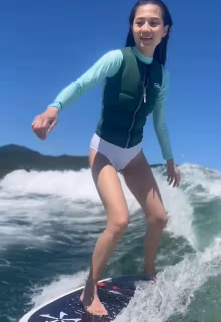 37歲女神周秀娜出海衝浪!光腳踩滑板長腿矚目,男友人大花臂搶鏡