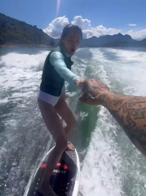 37歲女神周秀娜出海衝浪!光腳踩滑板長腿矚目,男友人大花臂搶鏡