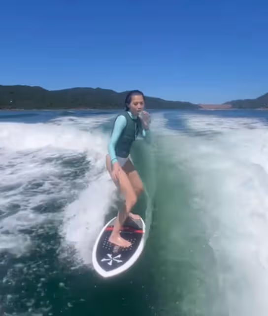 37歲女神周秀娜出海衝浪!光腳踩滑板長腿矚目,男友人大花臂搶鏡