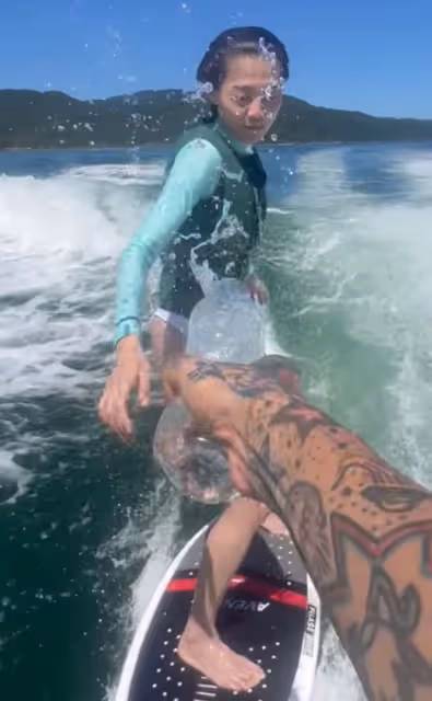 37歲女神周秀娜出海衝浪!光腳踩滑板長腿矚目,男友人大花臂搶鏡