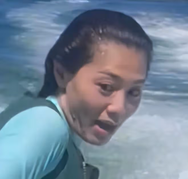 37歲女神周秀娜出海衝浪!光腳踩滑板長腿矚目,男友人大花臂搶鏡