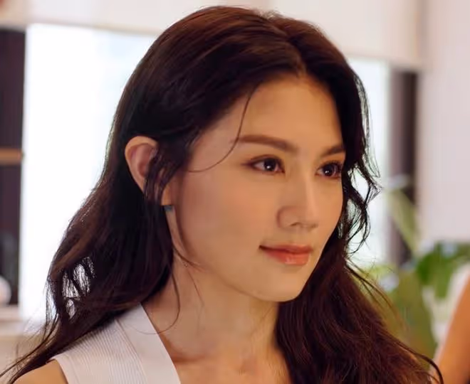 37歲女神周秀娜出海衝浪!光腳踩滑板長腿矚目,男友人大花臂搶鏡