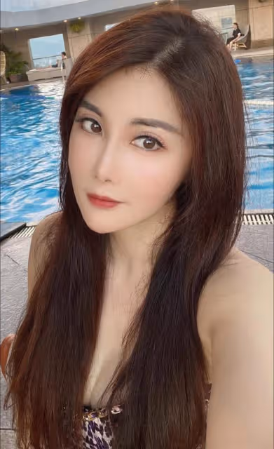 武打女星楊麗菁泳池邊秀身材!穿泳衣曲線完美,53歲皮膚白到發光