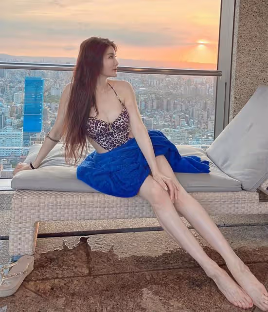 武打女星楊麗菁泳池邊秀身材!穿泳衣曲線完美,53歲皮膚白到發光