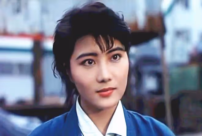 武打女星楊麗菁泳池邊秀身材!穿泳衣曲線完美,53歲皮膚白到發光
