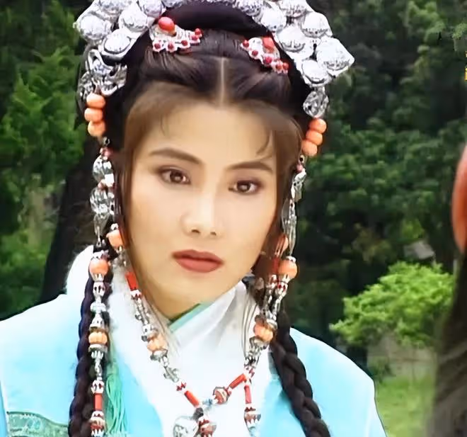 武打女星楊麗菁泳池邊秀身材!穿泳衣曲線完美,53歲皮膚白到發光