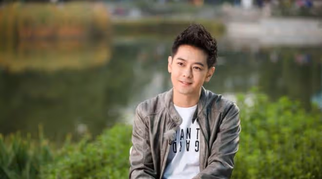 「同年不同臉」的9位明星,有人鮮嫩似少年,有人蒼老如大爺