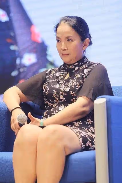 老戲骨呂麗萍發文悼念安倍,引發巨大爭議,真實面目暴露無遺