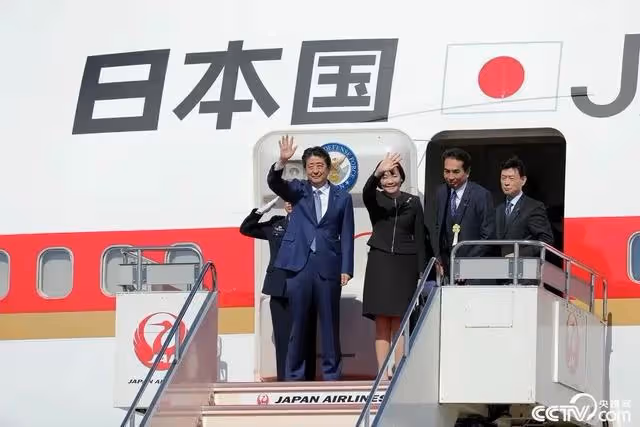 老戲骨呂麗萍發文悼念安倍,引發巨大爭議,真實面目暴露無遺