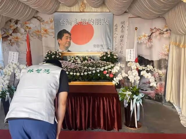 老戲骨呂麗萍發文悼念安倍,引發巨大爭議,真實面目暴露無遺