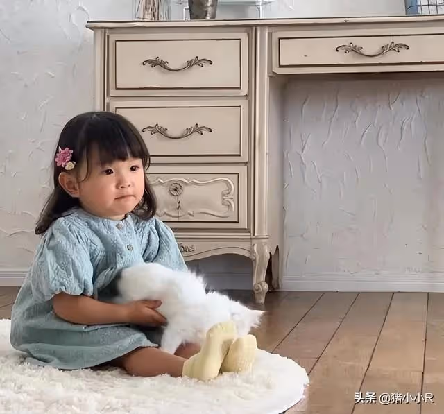日本最無情的父母,全家辭職靠2歲女兒養活,每天強迫工作八小時