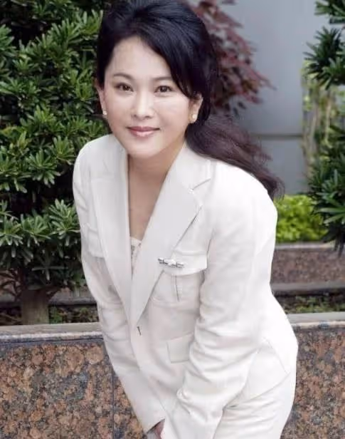 64歲邱于庭近照曝光,風采不減當年,為陪伴母親回台定居,獨自養兒長大,對感情不再有期待:後半生都用來盡孝!