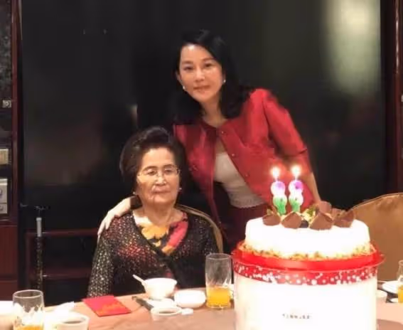 64歲邱于庭近照曝光,風采不減當年,為陪伴母親回台定居,獨自養兒長大,對感情不再有期待:後半生都用來盡孝!