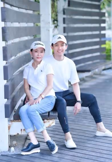64歲邱于庭近照曝光,風采不減當年,為陪伴母親回台定居,獨自養兒長大,對感情不再有期待:後半生都用來盡孝!
