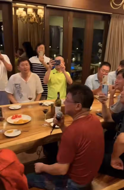 63歲姜育恆豪宅宴客!穿1萬8T恤喝得滿臉通紅,興奮開唱《驛動的心》嗓音仍然嘹亮,身材卻發福認不出
