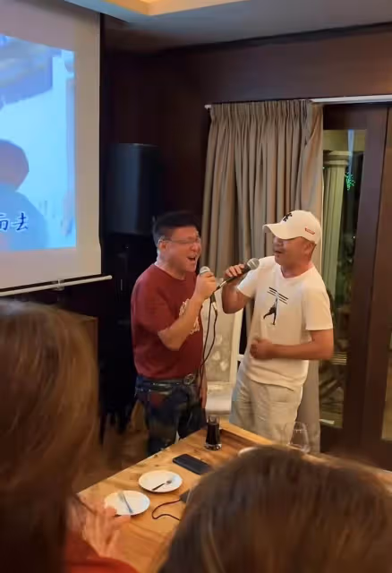 63歲姜育恆豪宅宴客!穿1萬8T恤喝得滿臉通紅,興奮開唱《驛動的心》嗓音仍然嘹亮,身材卻發福認不出