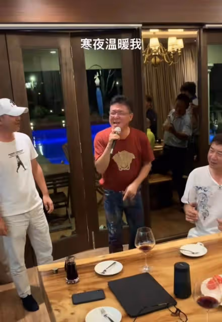 63歲姜育恆豪宅宴客!穿1萬8T恤喝得滿臉通紅,興奮開唱《驛動的心》嗓音仍然嘹亮,身材卻發福認不出