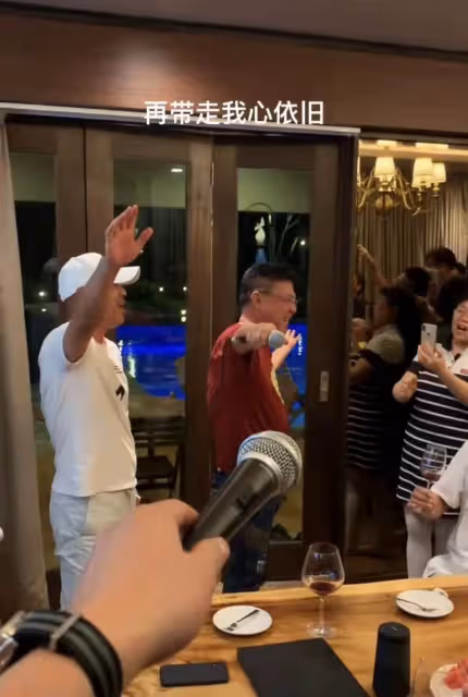 63歲姜育恆豪宅宴客!穿1萬8T恤喝得滿臉通紅,興奮開唱《驛動的心》嗓音仍然嘹亮,身材卻發福認不出