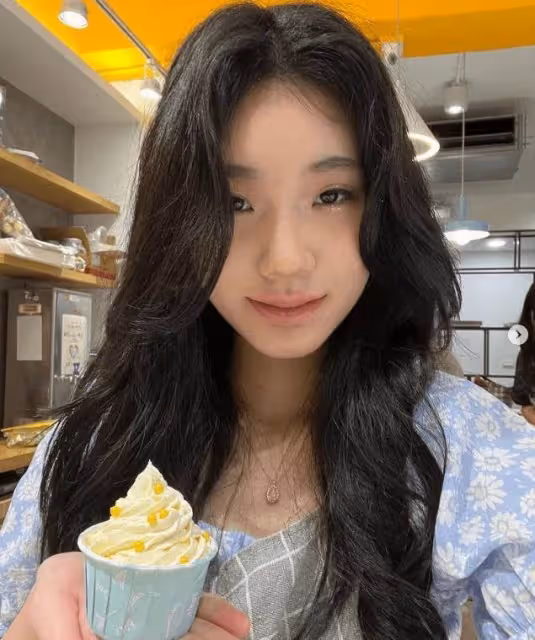 小S14歲的女兒化身「小廚娘」!化妝燙髪打扮成熟,越來越有明星范❤