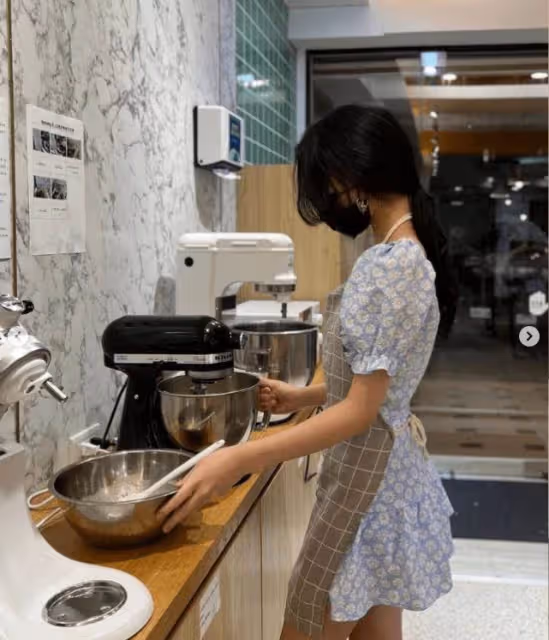 小S14歲的女兒化身「小廚娘」!化妝燙髪打扮成熟,越來越有明星范❤