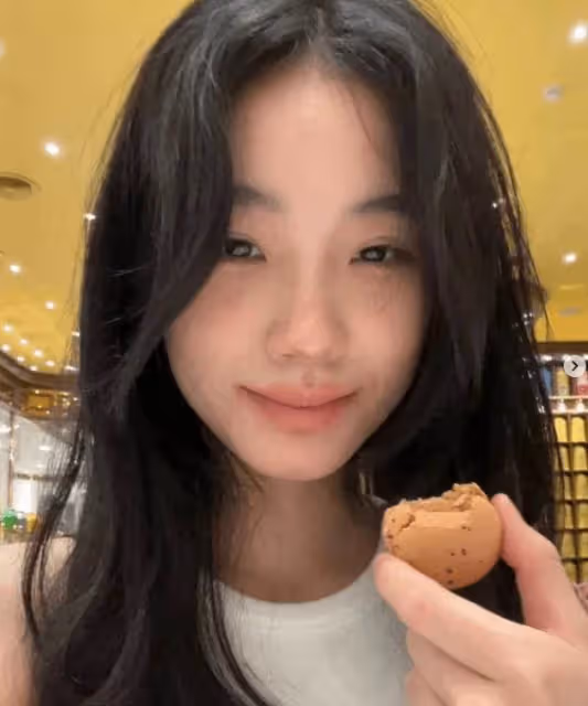小S14歲的女兒化身「小廚娘」!化妝燙髪打扮成熟,越來越有明星范❤