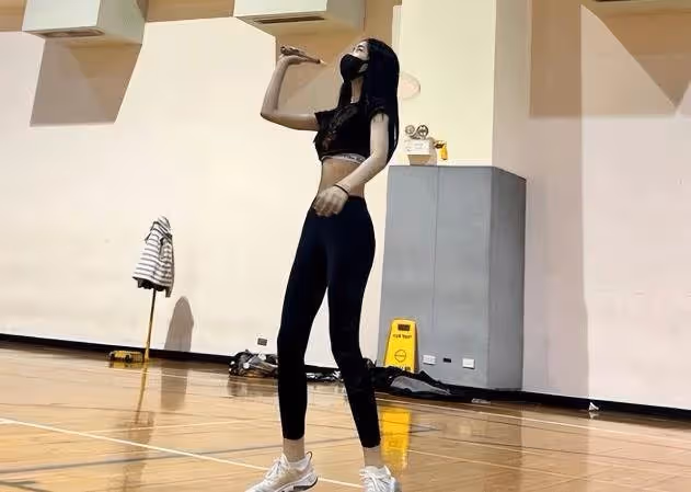 小S14歲的女兒化身「小廚娘」!化妝燙髪打扮成熟,越來越有明星范❤
