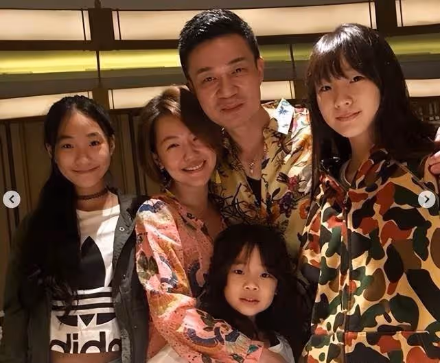 小S14歲的女兒化身「小廚娘」!化妝燙髪打扮成熟,越來越有明星范❤