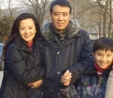 相守30年!窮小子18歲愛上了鄰家女「從零拚到有」不離棄 成名後鬧緋聞「不負糟糠妻恩」讓太太很放心