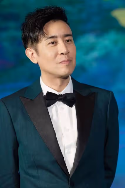 相守30年！窮小子18歲愛上了鄰家女「從零拚到有」不離棄　成名後鬧緋聞「不負糟糠妻恩」讓太太很放心