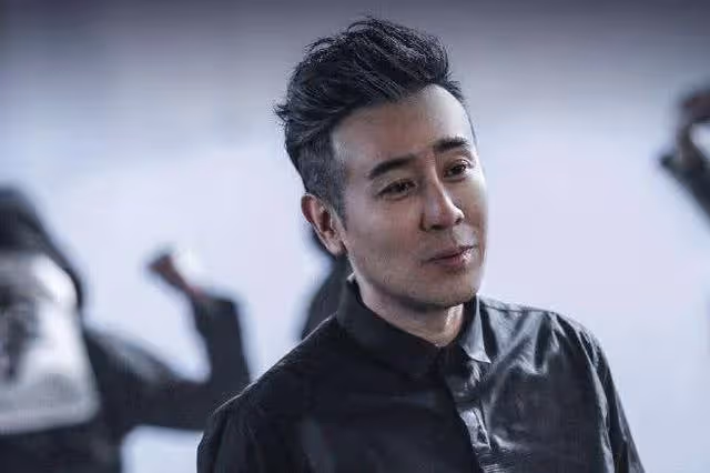 相守30年!窮小子18歲愛上了鄰家女「從零拚到有」不離棄 成名後鬧緋聞「不負糟糠妻恩」讓太太很放心
