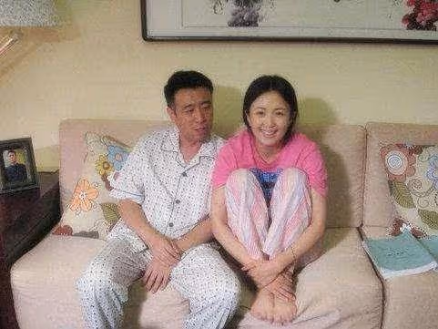 相守30年!窮小子18歲愛上了鄰家女「從零拚到有」不離棄 成名後鬧緋聞「不負糟糠妻恩」讓太太很放心