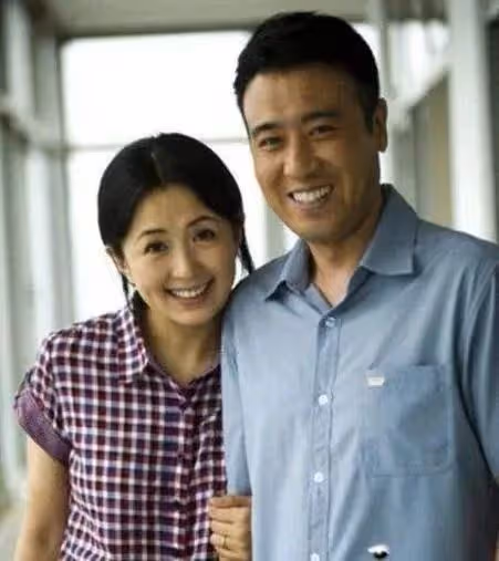 相守30年!窮小子18歲愛上了鄰家女「從零拚到有」不離棄 成名後鬧緋聞「不負糟糠妻恩」讓太太很放心