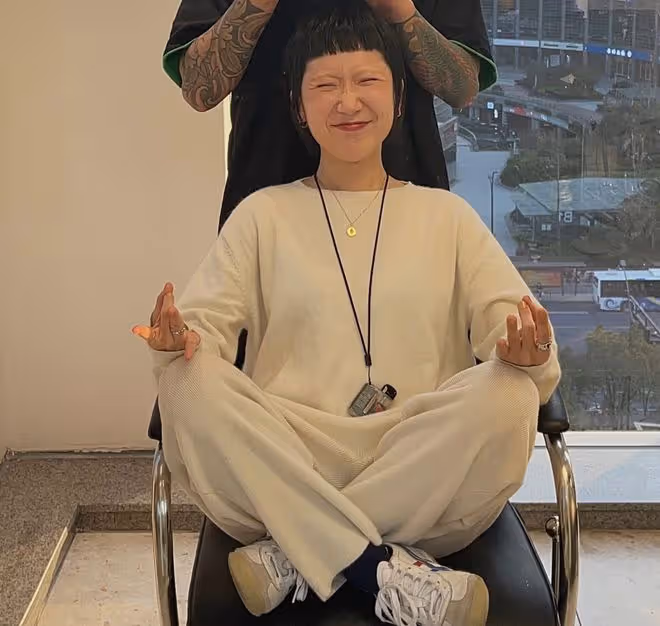 被問妻子眉毛去哪裡,郝劭文罕見動怒,稱每人都有做自己的權利