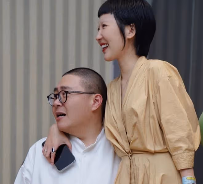 被問妻子眉毛去哪裡,郝劭文罕見動怒,稱每人都有做自己的權利
