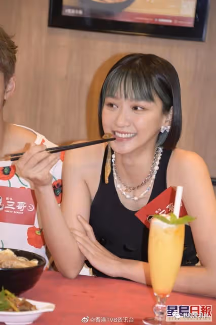 被贊是港圈現役最帥鮮肉！Jeffrey新劇池中甩褲爆笑登場