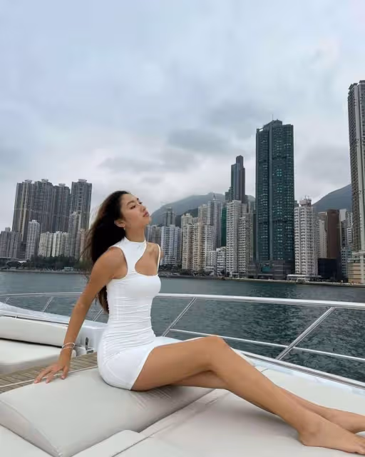 任達華女兒穿比基尼太驚艷!110厘米美腿吸睛,17歲顏值不輸超模