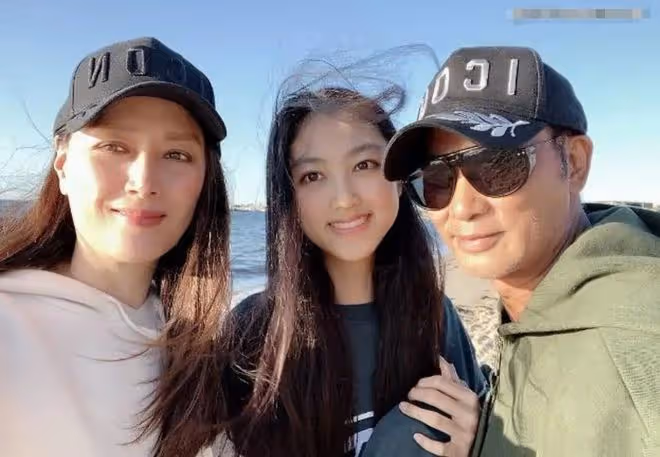 任達華女兒穿比基尼太驚艷!110厘米美腿吸睛,17歲顏值不輸超模