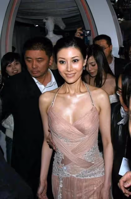 瘦成皮包骨、青筋凸出,8位脫相式衰老的女星,今昔對比差距大