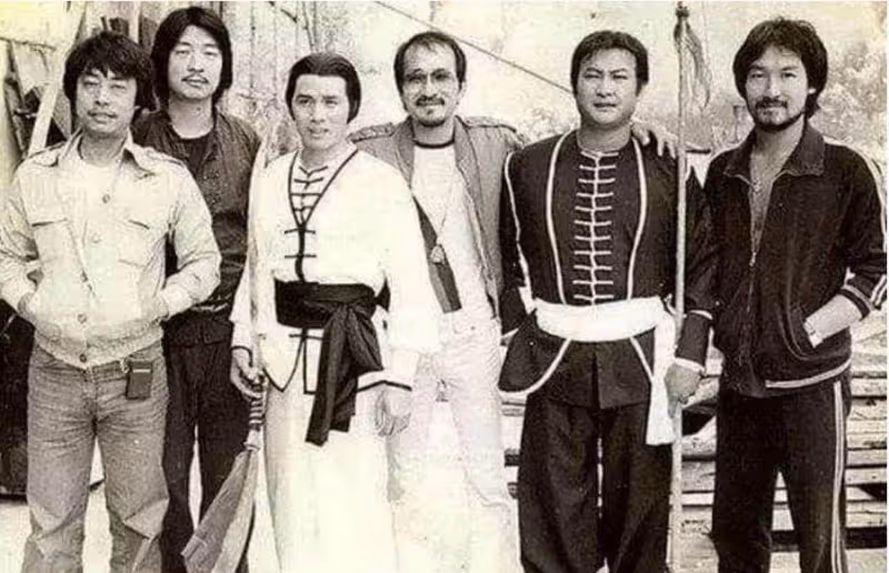 76歲「光頭佬」麥嘉近況,現身商演環境簡陋顯辛酸,炒樓炒股輸光家產不言棄:擊不垮你的,會讓你更強大