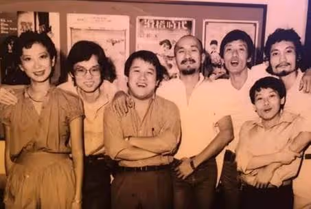 76歲「光頭佬」麥嘉近況,現身商演環境簡陋顯辛酸,炒樓炒股輸光家產不言棄:擊不垮你的,會讓你更強大