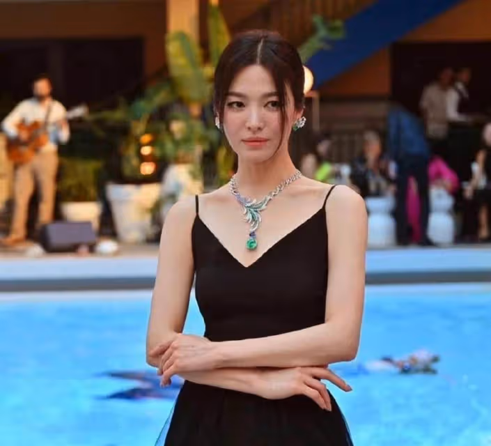 宋慧喬近照曝光,穿吊帶配小黑裙首次出國赴宴,戴百萬首飾艷壓晚輩章澤天,網友:確實漂亮
