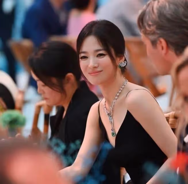 宋慧喬近照曝光,穿吊帶配小黑裙首次出國赴宴,戴百萬首飾艷壓晚輩章澤天,網友:確實漂亮