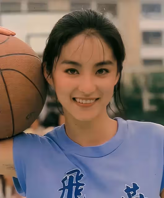 林青霞稱在香港拍戲很寂寞,感覺在荒島上,和老公認識半年就結婚