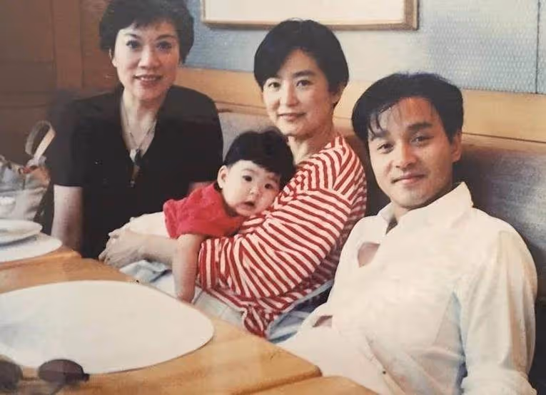 林青霞稱在香港拍戲很寂寞,感覺在荒島上,和老公認識半年就結婚
