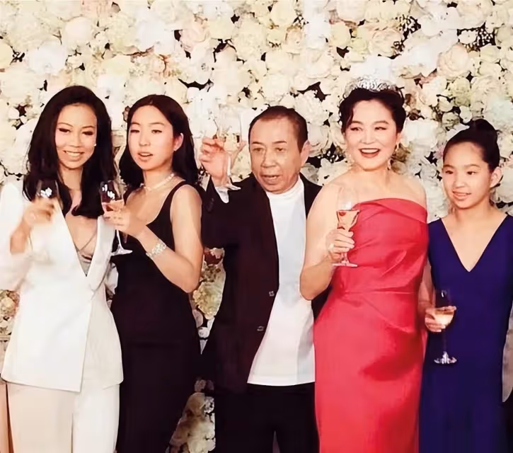 林青霞稱在香港拍戲很寂寞,感覺在荒島上,和老公認識半年就結婚