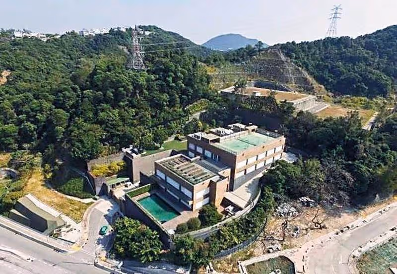 林青霞稱在香港拍戲很寂寞,感覺在荒島上,和老公認識半年就結婚