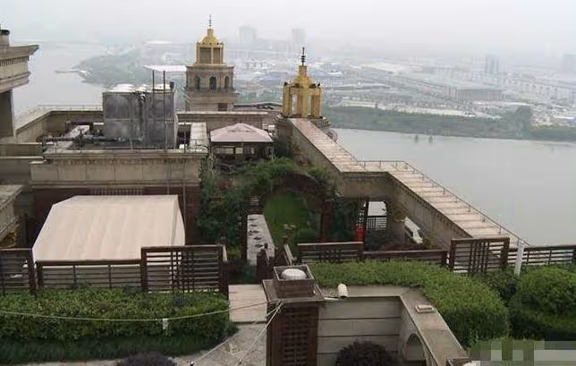 張庭黃浦江邊「480坪豪宅」壕無人性!2層空中花園,露台裝飾像皇宮「230萬/坪做菜園」