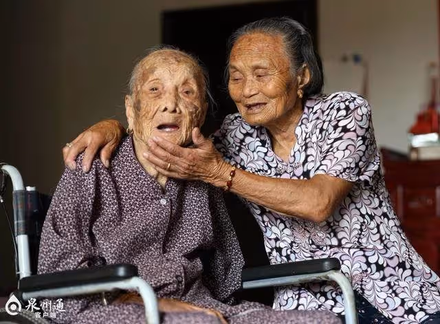 你養我小我養你老!從小被阿婆抱養帶大「不回親生富裕家庭」「30年來無微不至」如今養母已108歲