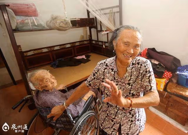 你養我小我養你老!從小被阿婆抱養帶大「不回親生富裕家庭」「30年來無微不至」如今養母已108歲