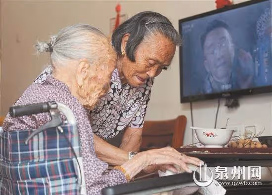 你養我小我養你老!從小被阿婆抱養帶大「不回親生富裕家庭」「30年來無微不至」如今養母已108歲